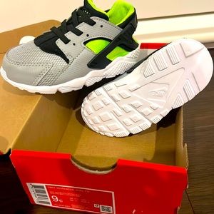 Perfect for a sporty look. Nike Hurrache Run Toddler Sz 9 Brand New w. Box